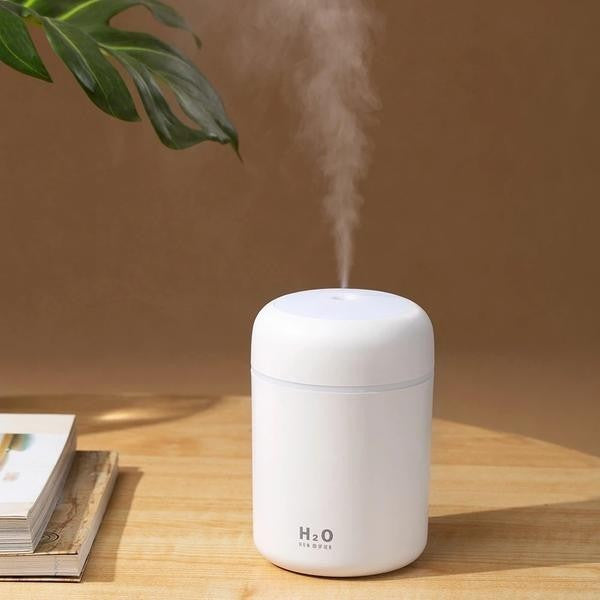 Humidificador de H2O, Aire fresco en casa, Mejora del aire, Humidificador ultrasónico, Tecnología de humidificación, Ambiente saludable, Humidificador portátil, Control de humedad, Humidificador USB, Bienestar en el hogar, Confort interior, Respira mejor, Humidificador silencioso, Reducción del aire seco, Mejora de la calidad del aire