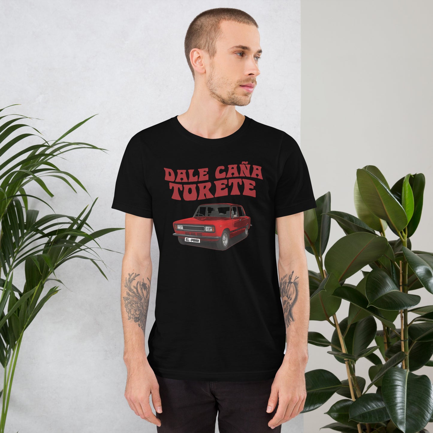 Camiseta, SEAT 124, Dale Caña, Torete, Coche clásico, Moda automovilística, Diseño de camiseta, Ropa casual, Estampado personalizado, Moda vintage, Atuendo con carácter, Moda única, Ropa de declaración, Estilo distintivo, Diseño creativo, Ropa personalizada, Atuendo urbano, Moda expresiva, Streetwear, Moda original