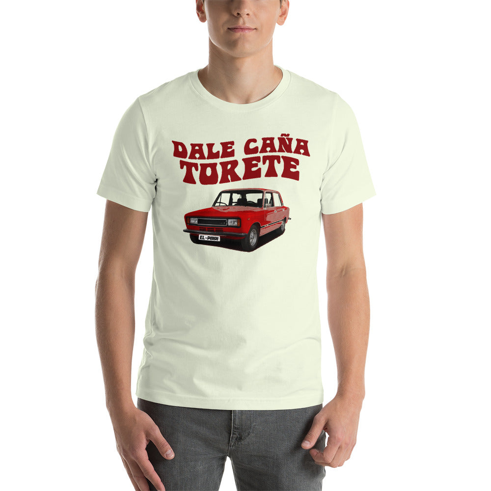 Camiseta, SEAT 124, Dale Caña, Torete, Coche clásico, Moda automovilística, Diseño de camiseta, Ropa casual, Estampado personalizado, Moda vintage, Atuendo con carácter, Moda única, Ropa de declaración, Estilo distintivo, Diseño creativo, Ropa personalizada, Atuendo urbano, Moda expresiva, Streetwear, Moda original