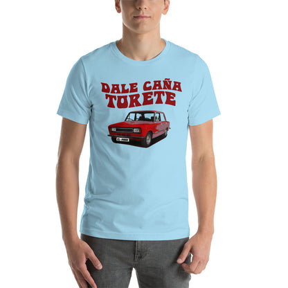 Camiseta, SEAT 124, Dale Caña, Torete, Coche clásico, Moda automovilística, Diseño de camiseta, Ropa casual, Estampado personalizado, Moda vintage, Atuendo con carácter, Moda única, Ropa de declaración, Estilo distintivo, Diseño creativo, Ropa personalizada, Atuendo urbano, Moda expresiva, Streetwear, Moda original