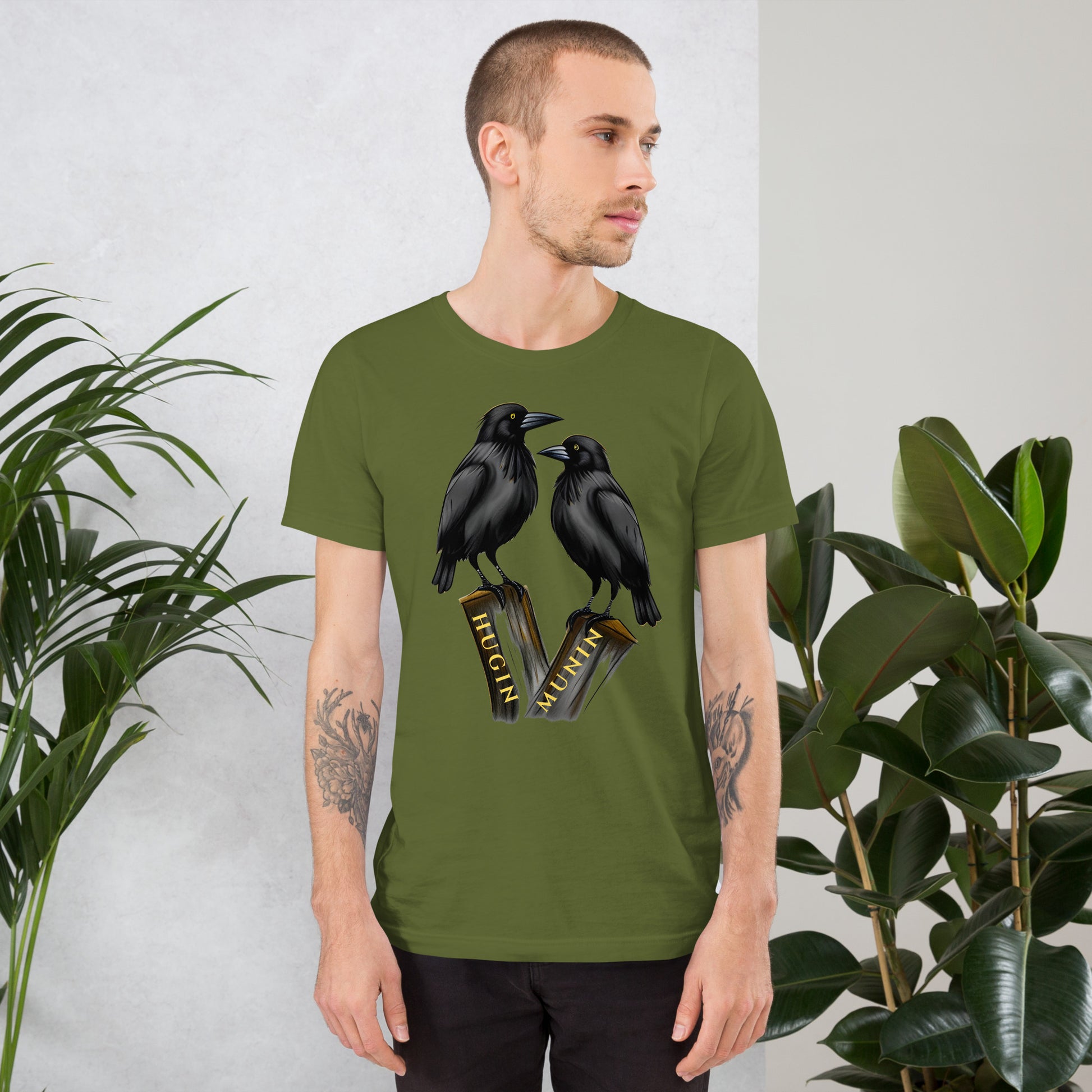 Camiseta, Cuervos, Hugin y Munin, Mitología nórdica, Odin, Diseño de cuervos, Estampado de animales, Moda temática, Leyenda nórdica, Atuendo con estilo, Moda mitológica, Ropa casual, Estilo único, Ropa de declaración, Moda urbana, Diseño de camiseta, Estampado de aves, Mensaje simbólico, Estilo escandinavo, Moda inspirada en la mitología