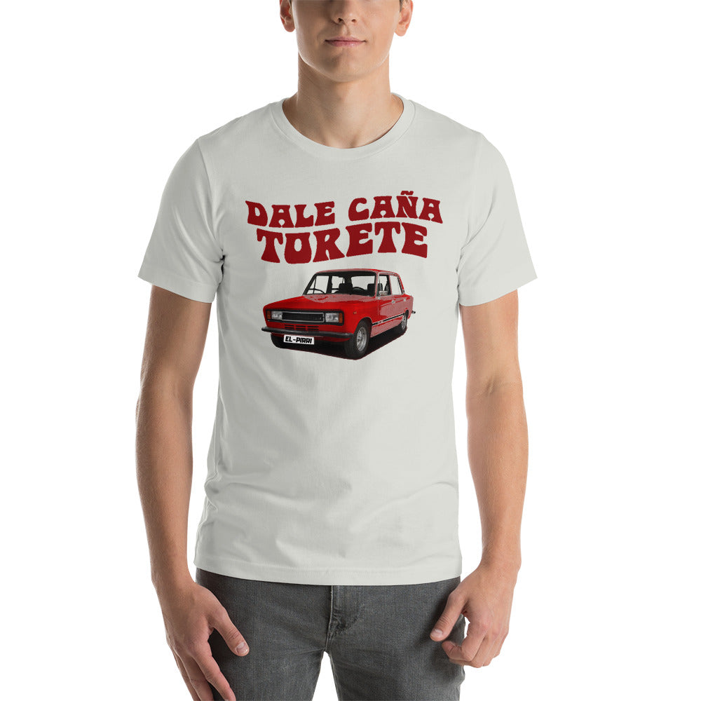 Camiseta, SEAT 124, Dale Caña, Torete, Coche clásico, Moda automovilística, Diseño de camiseta, Ropa casual, Estampado personalizado, Moda vintage, Atuendo con carácter, Moda única, Ropa de declaración, Estilo distintivo, Diseño creativo, Ropa personalizada, Atuendo urbano, Moda expresiva, Streetwear, Moda original