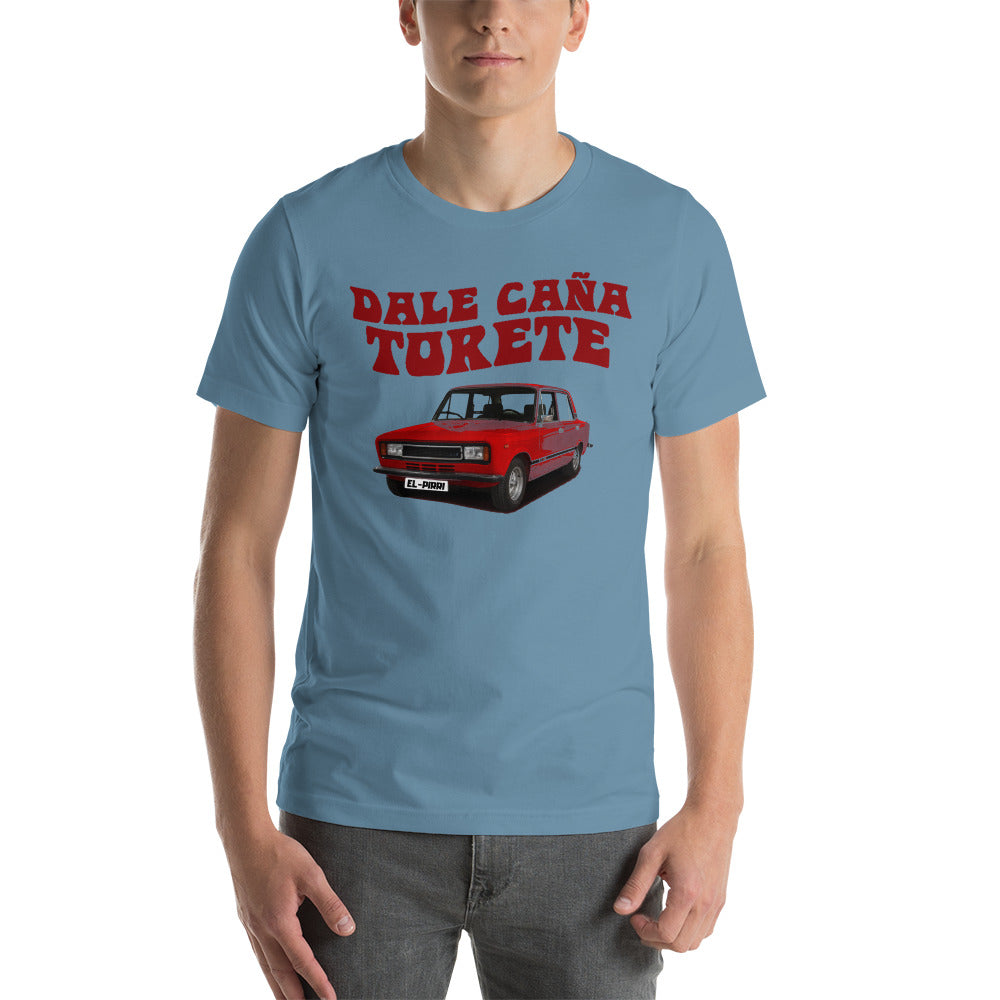 Camiseta, SEAT 124, Dale Caña, Torete, Coche clásico, Moda automovilística, Diseño de camiseta, Ropa casual, Estampado personalizado, Moda vintage, Atuendo con carácter, Moda única, Ropa de declaración, Estilo distintivo, Diseño creativo, Ropa personalizada, Atuendo urbano, Moda expresiva, Streetwear, Moda original