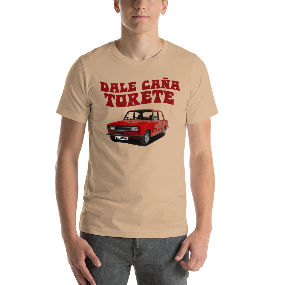 Camiseta, SEAT 124, Dale Caña, Torete, Coche clásico, Moda automovilística, Diseño de camiseta, Ropa casual, Estampado personalizado, Moda vintage, Atuendo con carácter, Moda única, Ropa de declaración, Estilo distintivo, Diseño creativo, Ropa personalizada, Atuendo urbano, Moda expresiva, Streetwear, Moda original